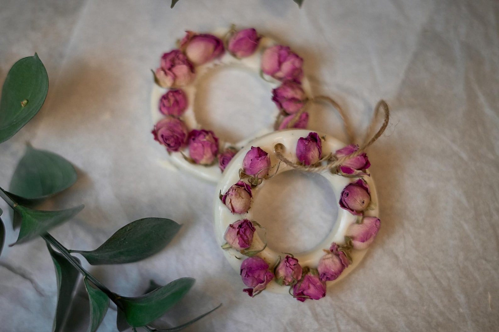 Natural Beeswax Wax Sachet with Pressed Flowers 2